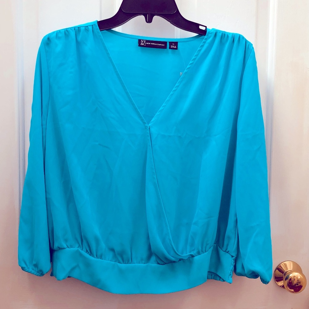 NWT NY&C gorgeous teal 3/4 slit sleeve lightweight deep vneck top with 1 closure